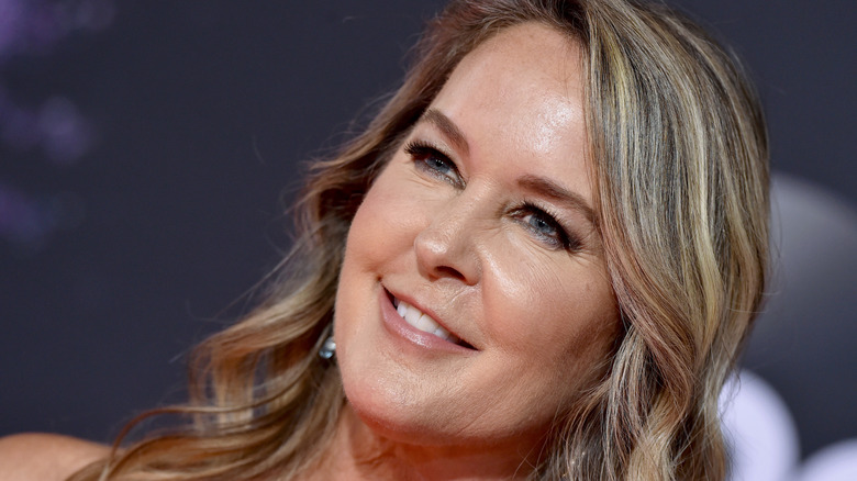 Erin Murphy sourit sur le tapis rouge en 2019