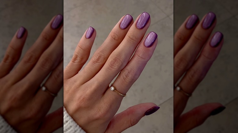 Capture d'écran d'une femme aux ongles violets chromés