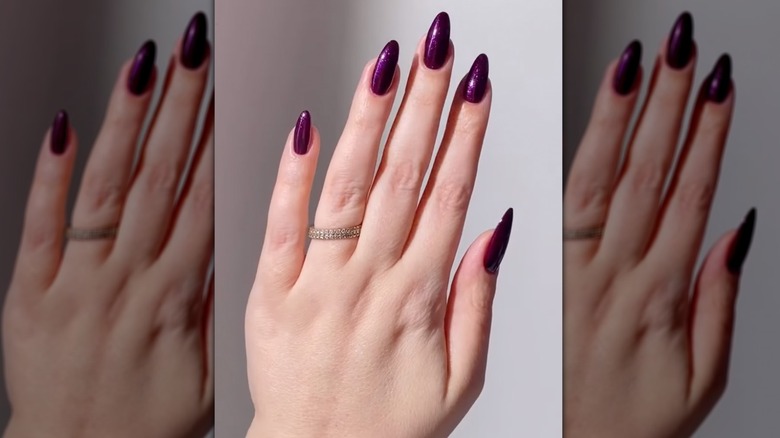 Capture d'écran d'une vidéo de manucure violet foncé sur Instgram