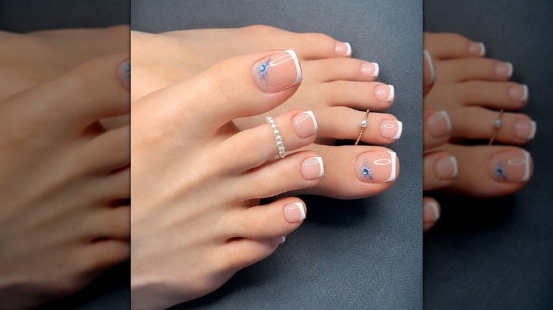 Une pédicure de mariée aux détails bleus
