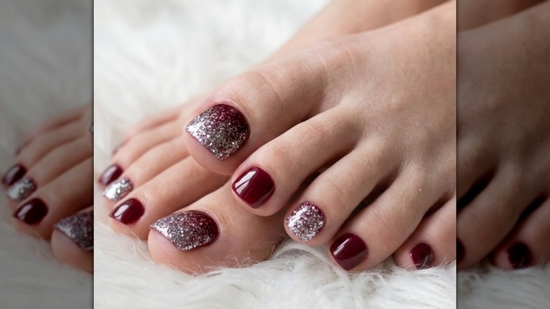 Une femme avec une pédicure rouge scintillante sur Instagram