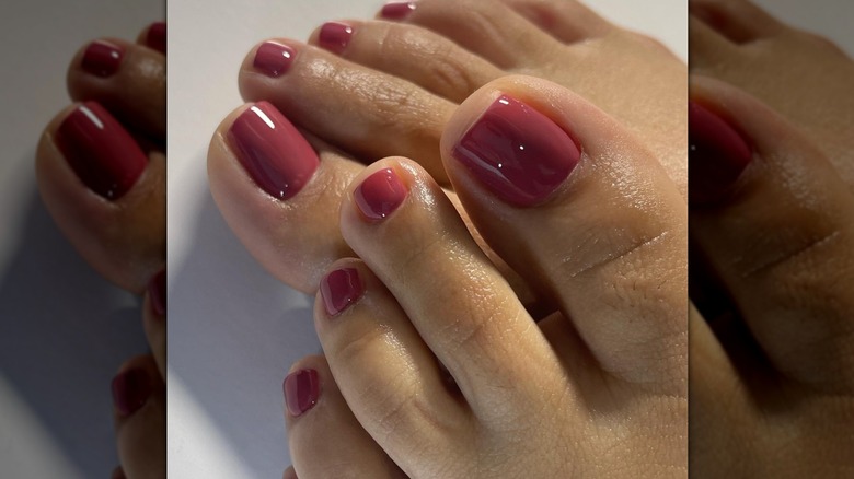 Un gros plan d’une pédicure à la rose poussiéreuse sur Instagram