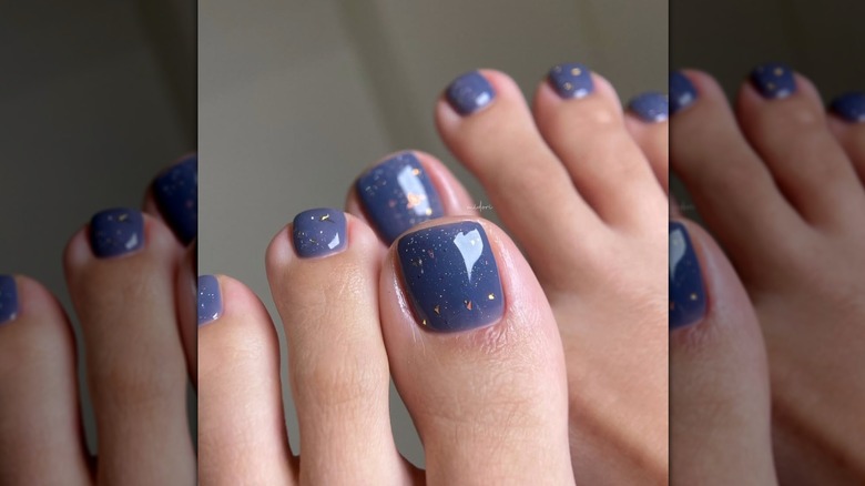 Une femme aux orteils bleu pâle avec des taches dorées sur Instagram
