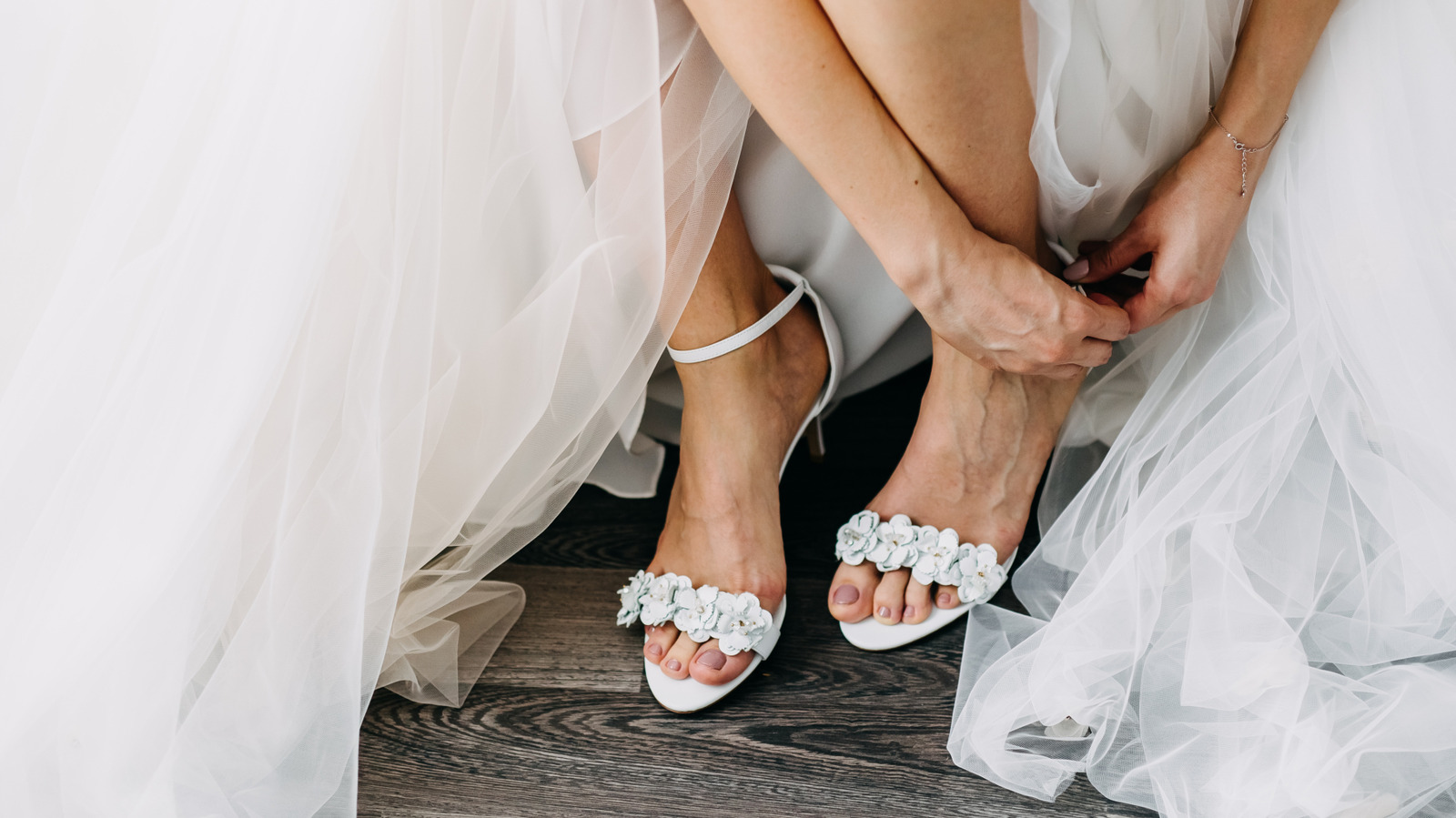 10 couleurs et designs de pédicure qui surprendront le jour de votre mariage