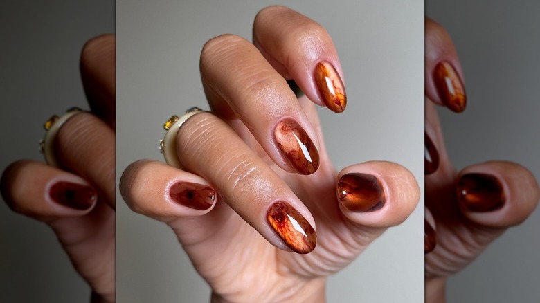 Artiste d'ongles exhibant sa manucure.