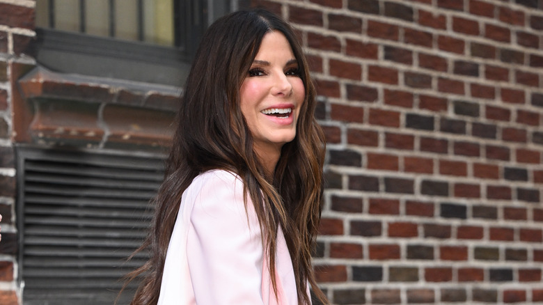 Sandra Bullock aperçue devant le 