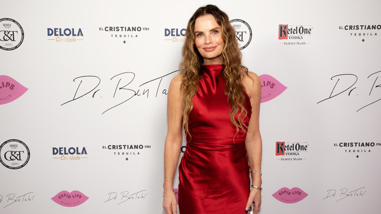 Gabrielle Anwar sourit sur le tapis rouge en 2024