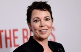 Les longues boucles grises d'Olivia Colman flattent parfaitement la forme de son visage – Comment le recréer au salon