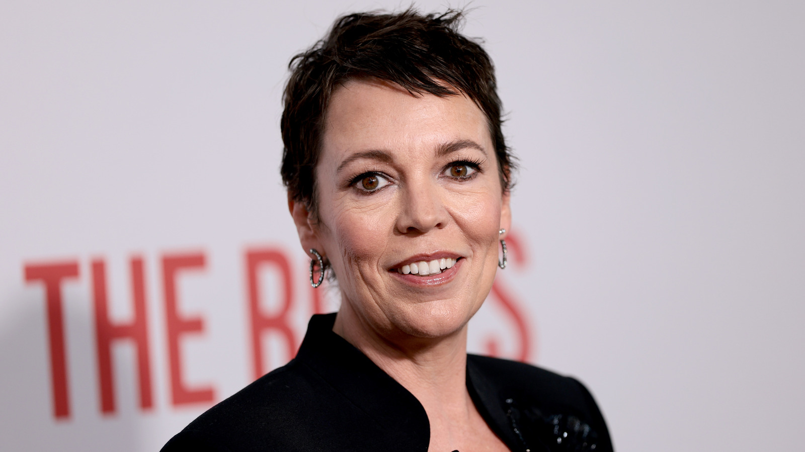 Les longues boucles grises d'Olivia Colman flattent parfaitement la forme de son visage - Comment le recréer au salon