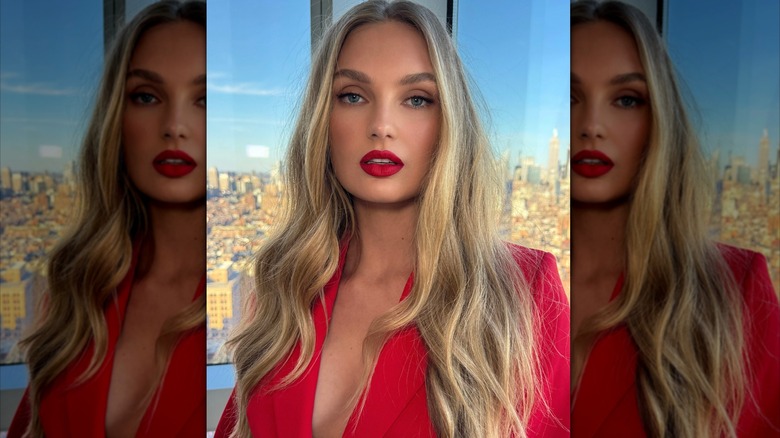 Un mannequin posant pour une publication Instagram en 2025