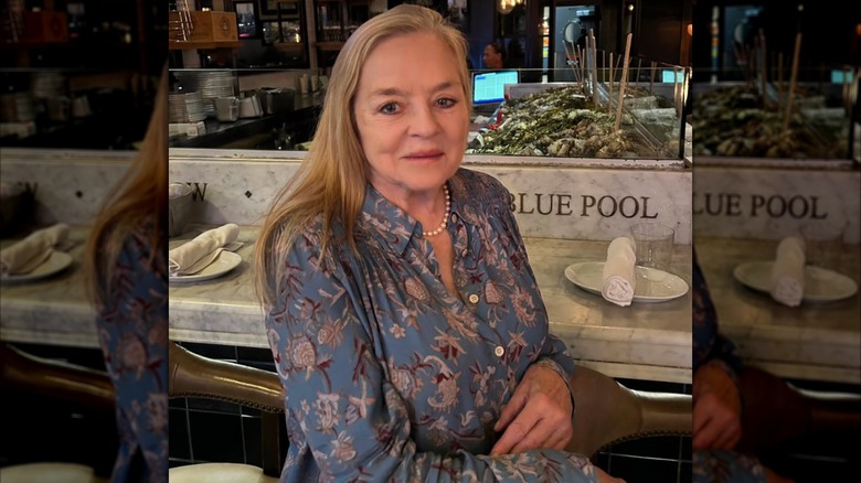 Robin Mattson posant dans un restaurant en 2025