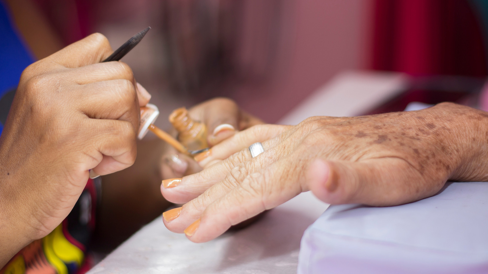 Évitez ces tendances en matière d'ongles si vous avez des mains plus âgées