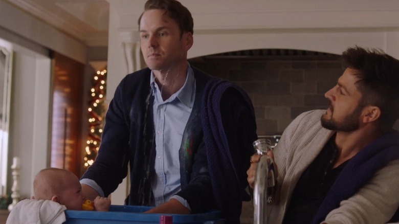 Paul Campbell dans le rôle de Stephan Brenner et Tyler Hynes dans le rôle de Taylor Brenner dans Three Wise Men and a Baby de Hallmark Channel