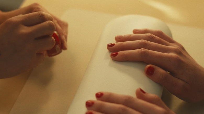 Un gros plan des clous de CKB dans les FX "Histoire d'amour" sur Hulu montrant du vernis rouge
