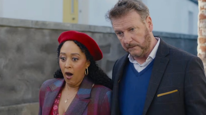 Tamera Mowry-Housley dans le rôle de Gethsemane Brown et Risteárd Cooper dans le rôle d'Eamon McCarthy dans Haunted Harmony Mysteries : Prélude à un mariage (2026)