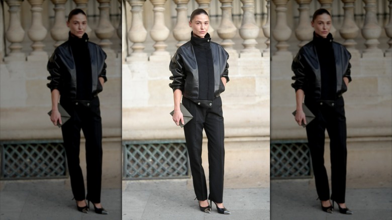 Un invité est photographié lors de la neuvième journée de la Fashion Week de Paris